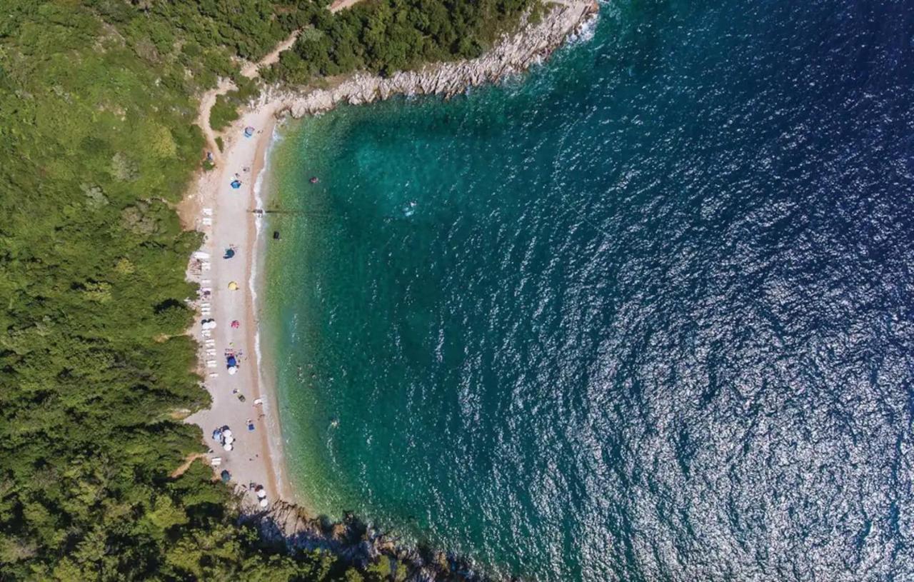 E&T Apartments With A Beautiful Pool Rabac Exterior foto