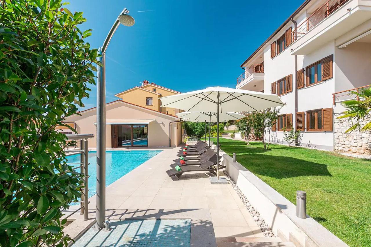 E&T Apartments With A Beautiful Pool Rabac Exterior foto